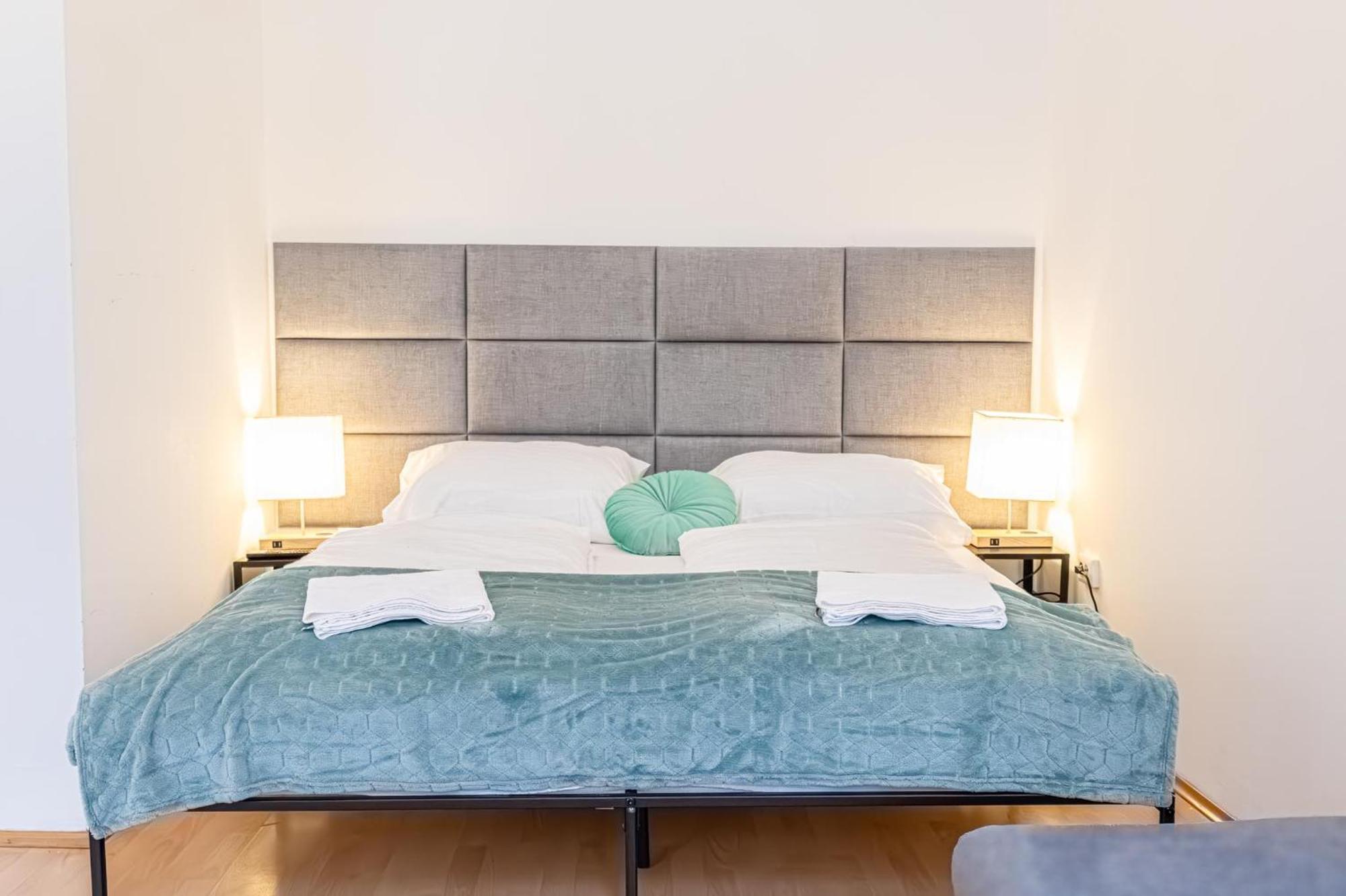 City-Linked 2Br Apartment Near Wiener Stadthalle Exterior foto